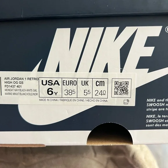 Nike Air Jordan 1 Retro High OG in Midnight Navy and White